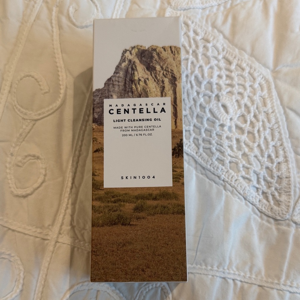Centella Light Cleansing Oil - White